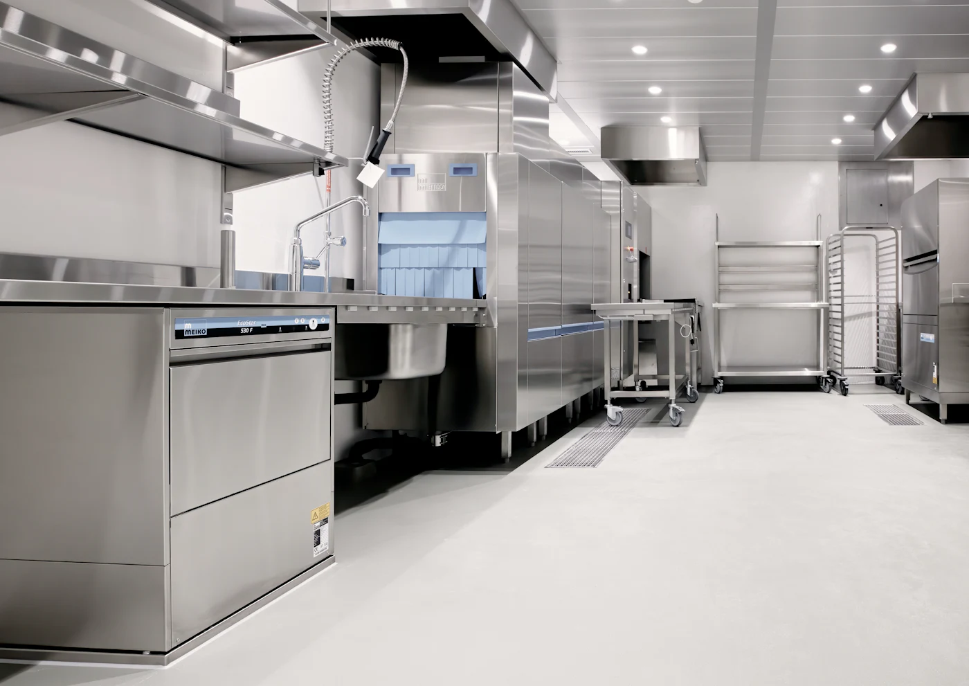 Cozinha comercial com equipamentos