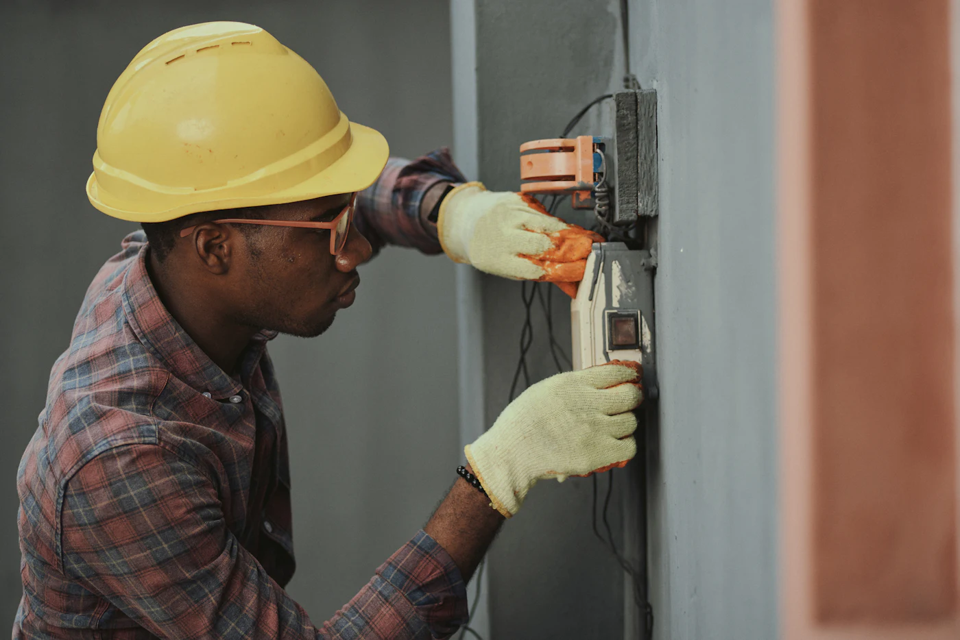 Técnico fazendo manutenção elétrica em empresa