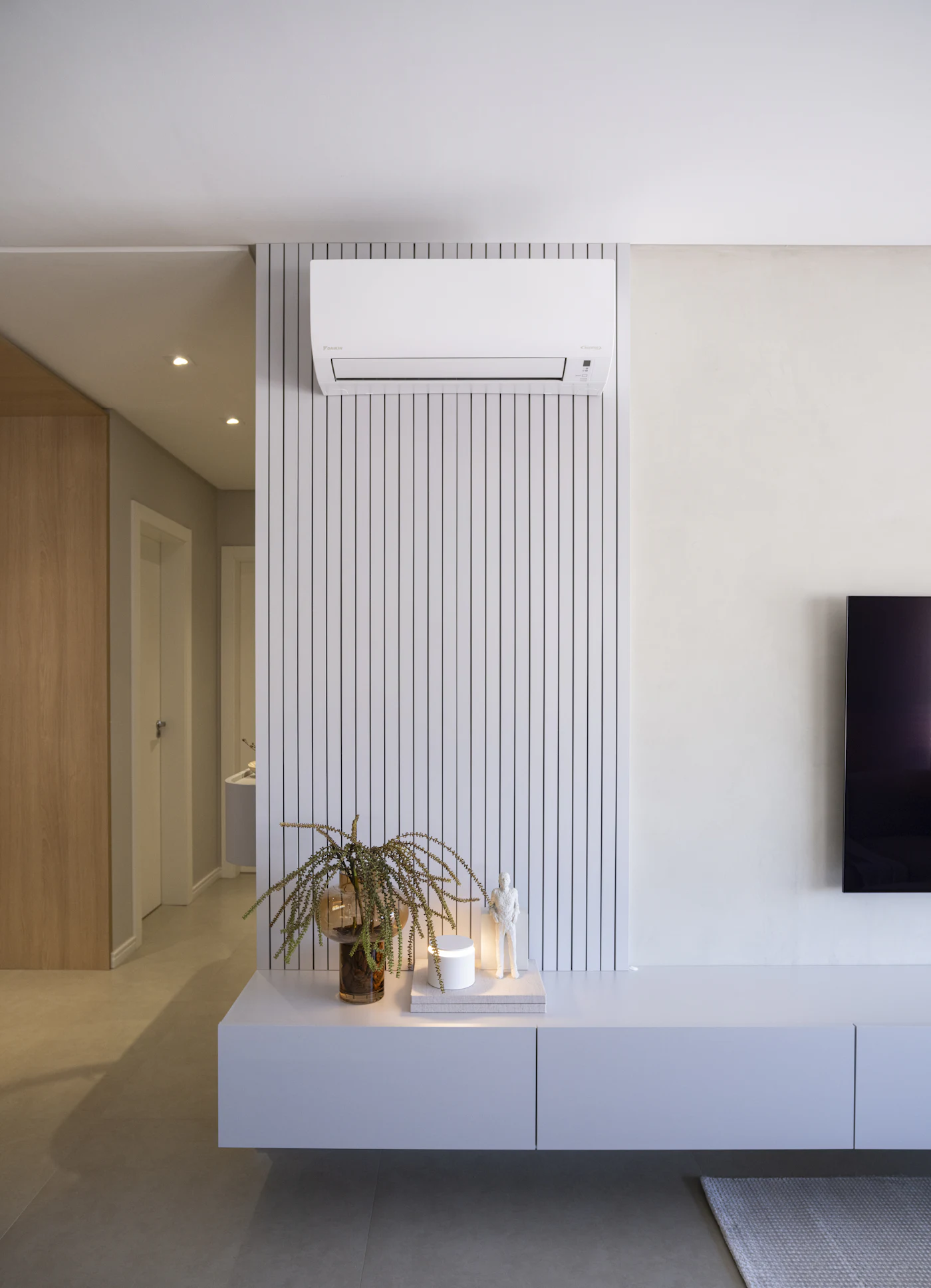 Ambiente residencial climatizado com ar-condicionado split